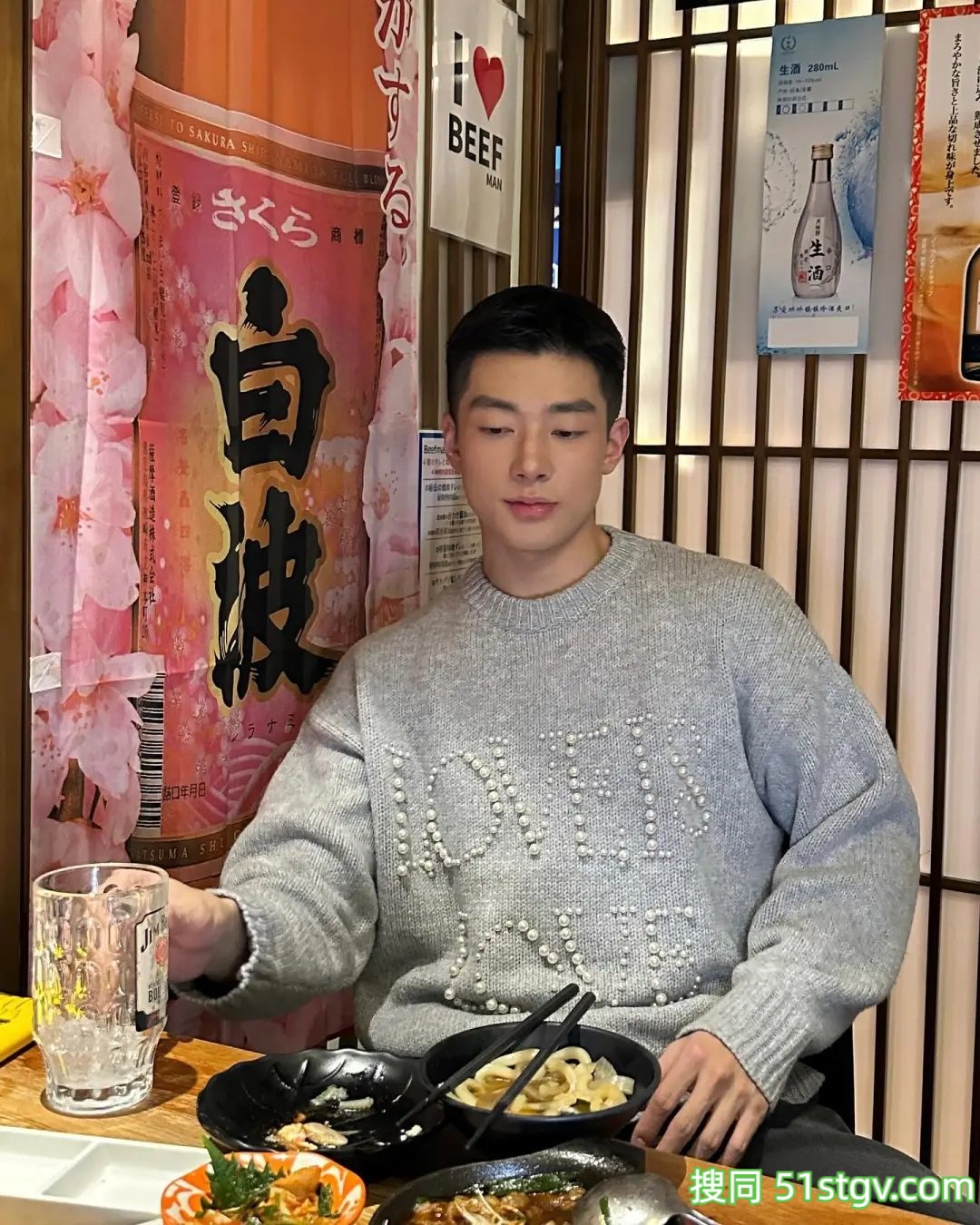 帅哥那迷人的眼神，让人陷入爱河 - 51虹马