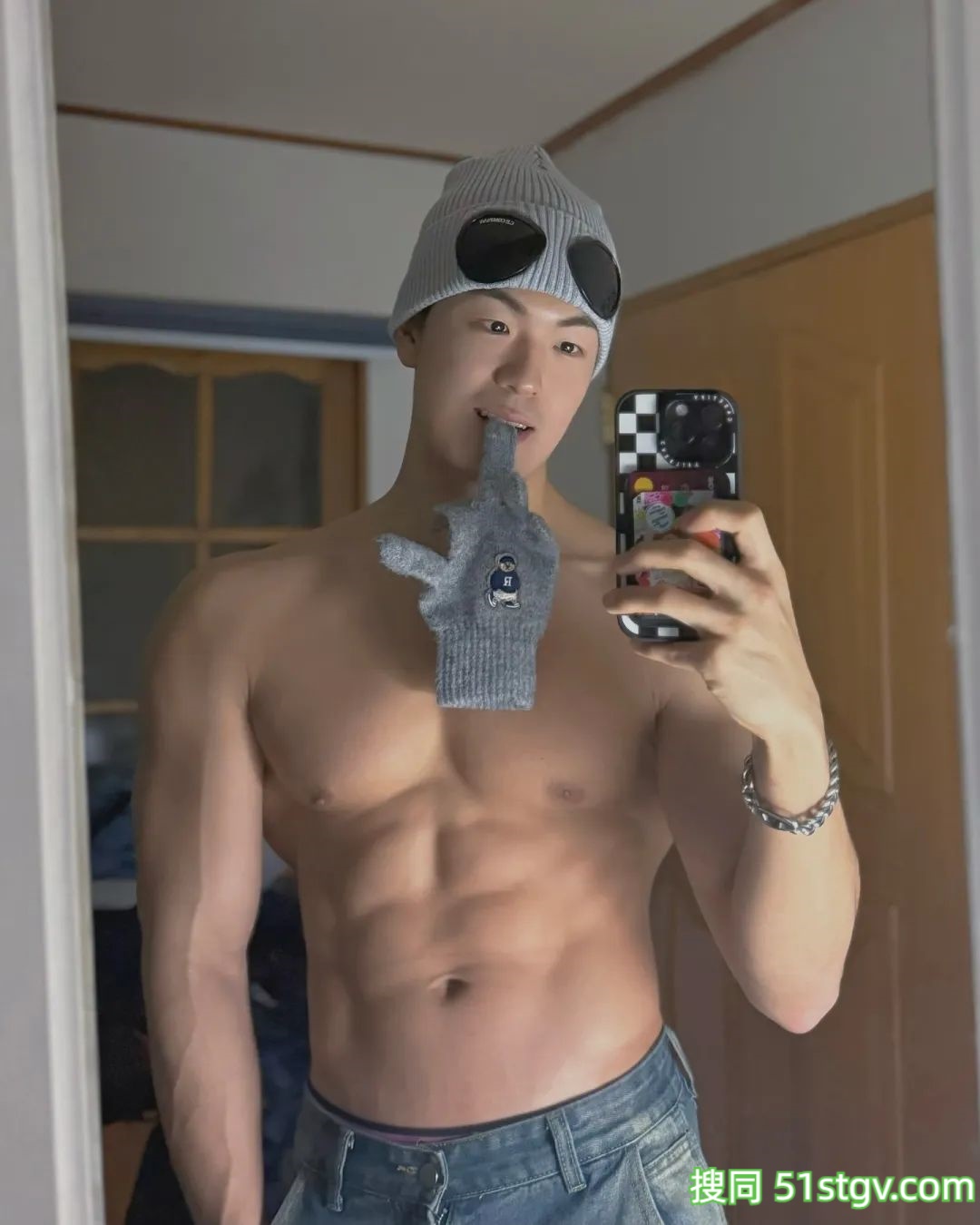 皮肤黝黑壮实的哥哥 - 51虹马