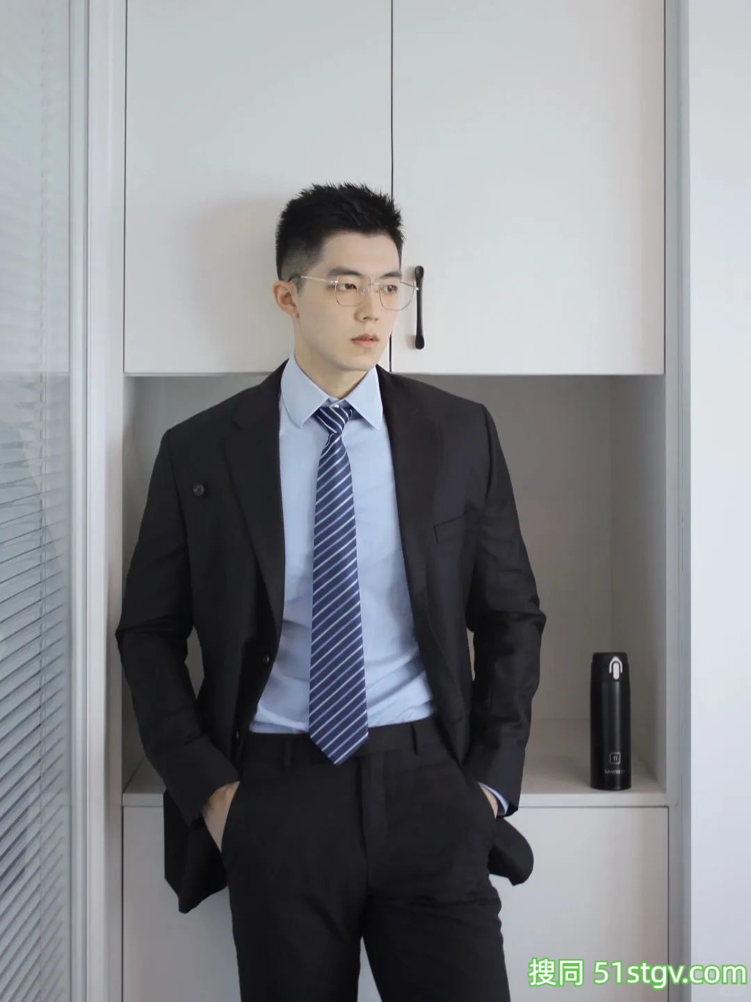 薄肌帅哥，正装更吸睛 - 51虹马