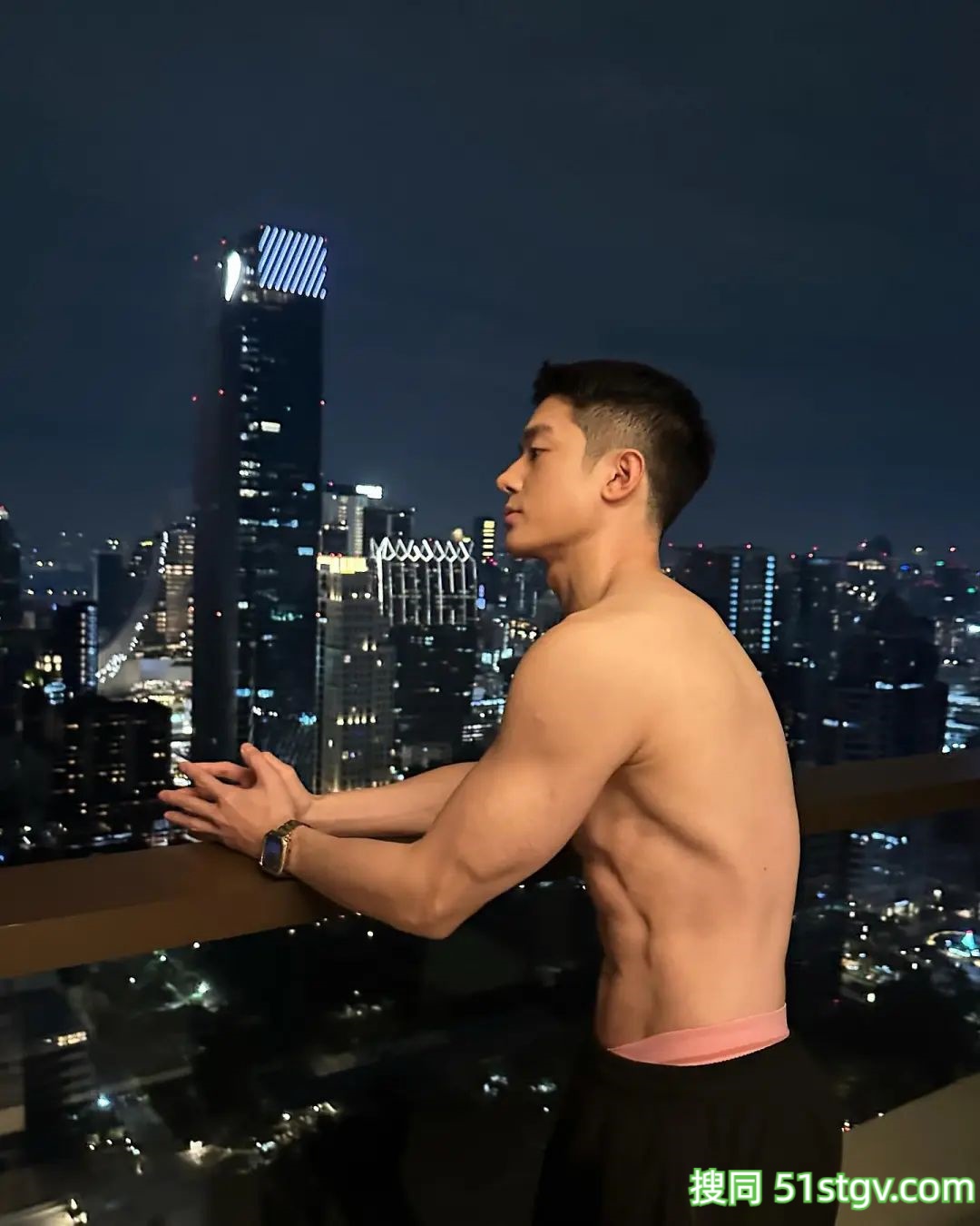 帅哥那迷人的眼神，让人陷入爱河 - 51虹马