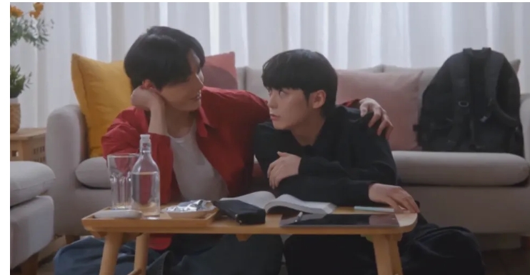 《穿格子衬衫的男人》故事讲述一段由格子衬衫引发的爱情。 - 51虹马