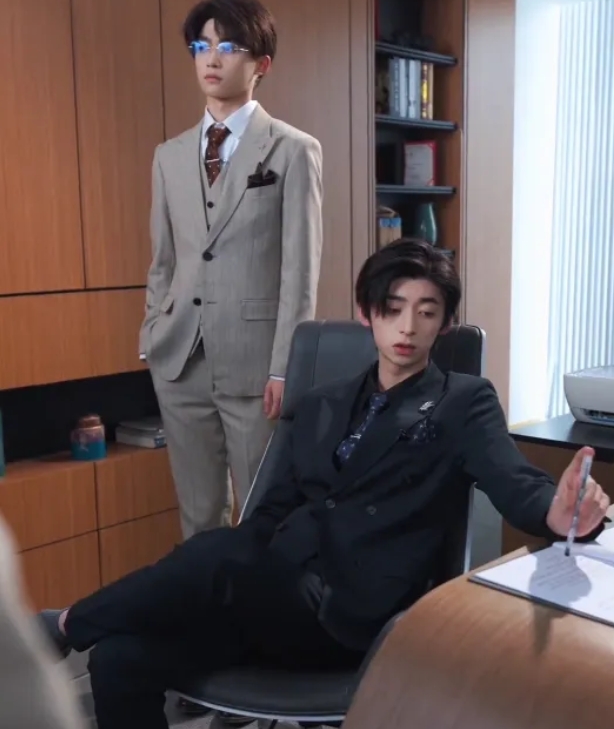 《段秘书为何那样呢》职场双男主，天降霸道秘书x纯情白兔少爷 - 51虹马