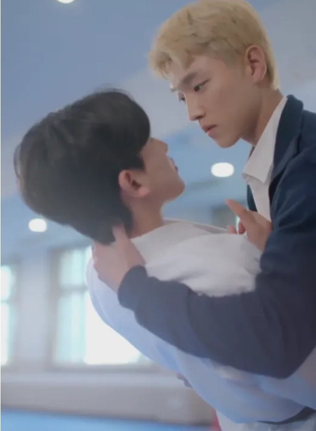 《夏日靛蓝》故事讲述柔道队相互暗恋的故事 - 51虹马 《夏日靛蓝》故事讲述柔道队相互暗恋的故事 - 51虹马