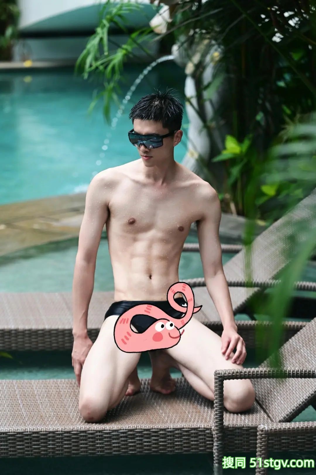 精瘦薄肌帅哥，在泳池度假村 - 51虹马