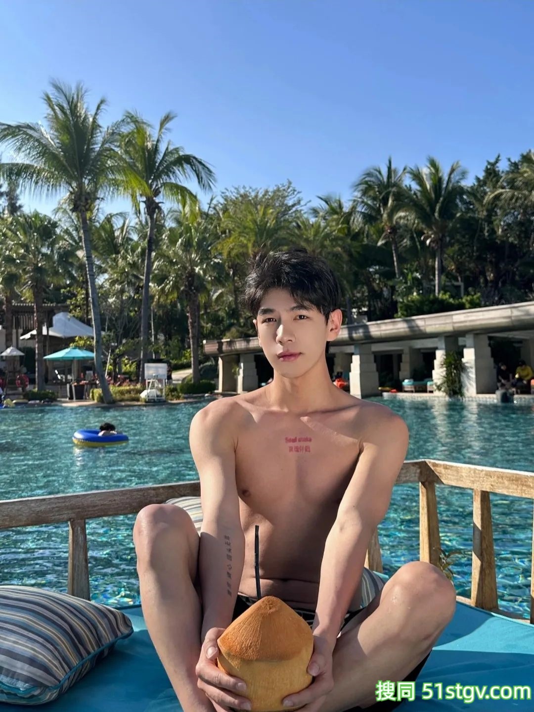 小帅哥，海边度假玩水 - 51虹马