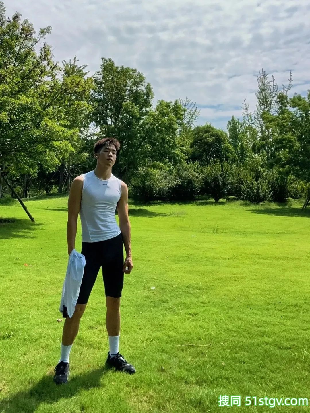 阳光帅气的小哥哥，在健身房 - 51虹马