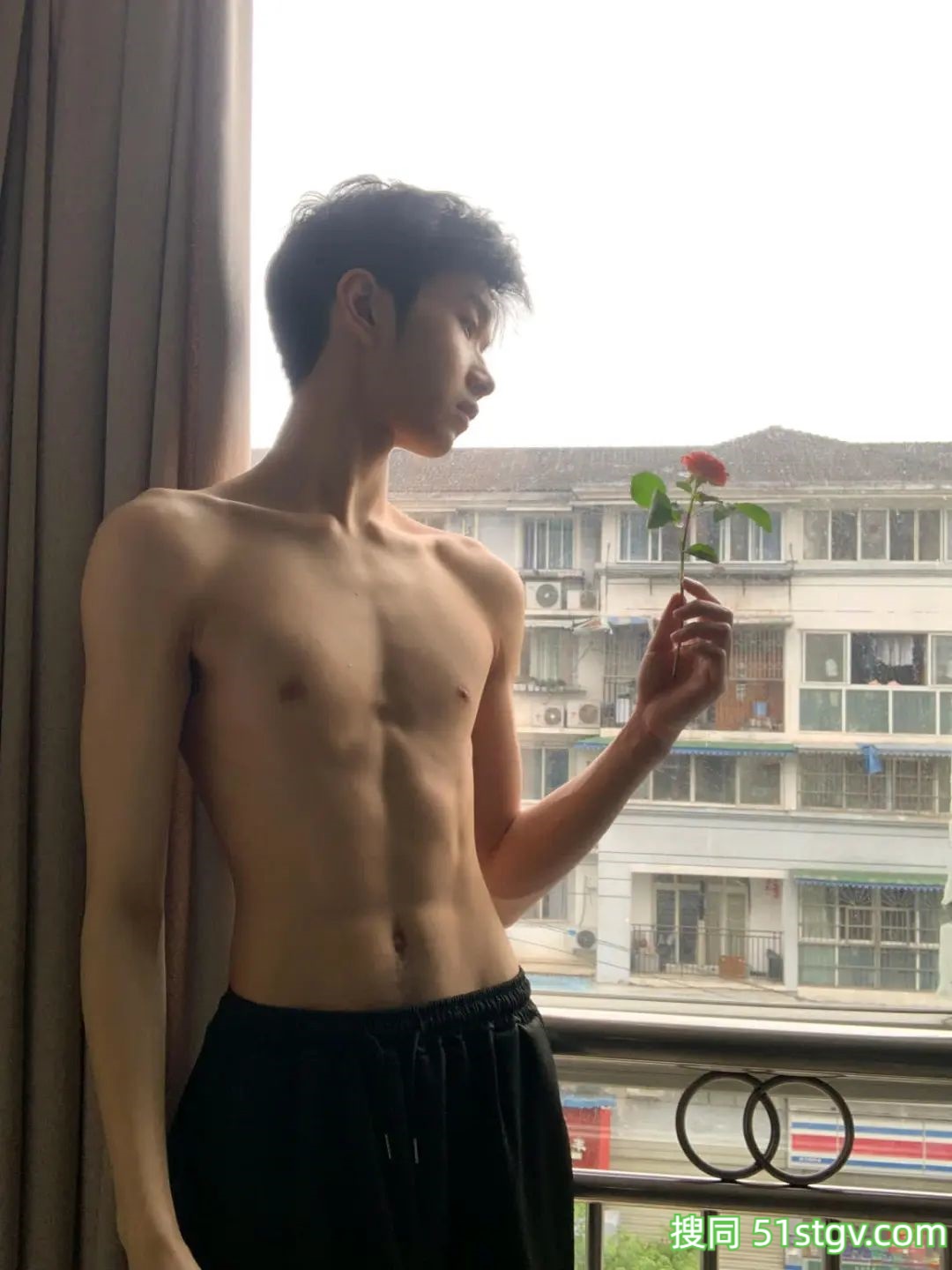 瘦瘦的腹肌小哥哥-51虹马