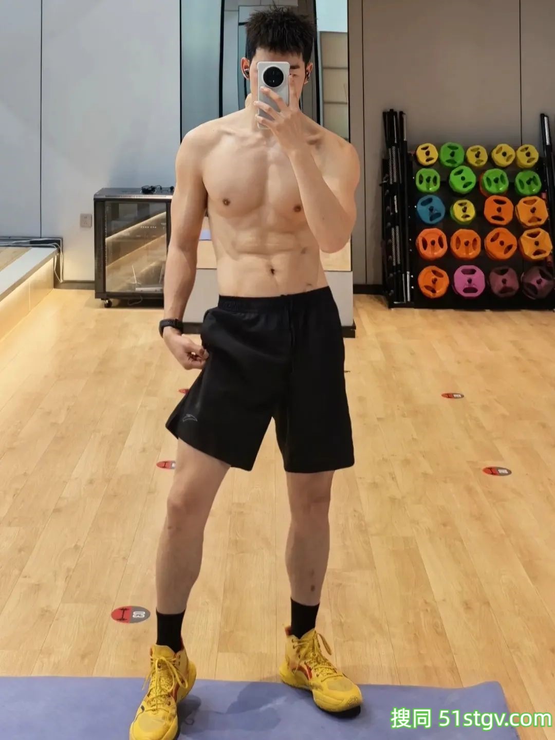 阳光帅气的小哥哥，在健身房 - 51虹马