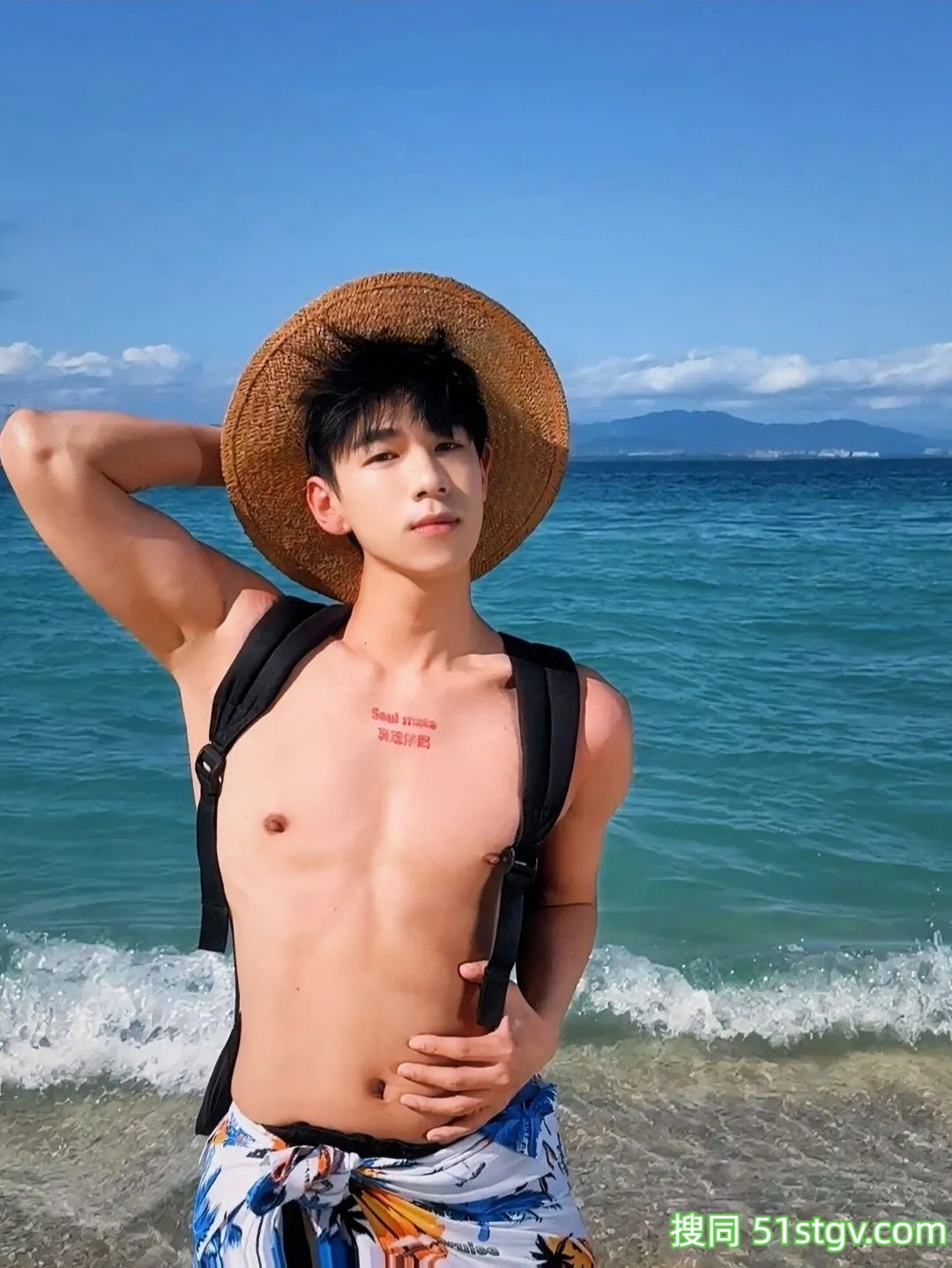 小帅哥，海边度假玩水 - 51虹马