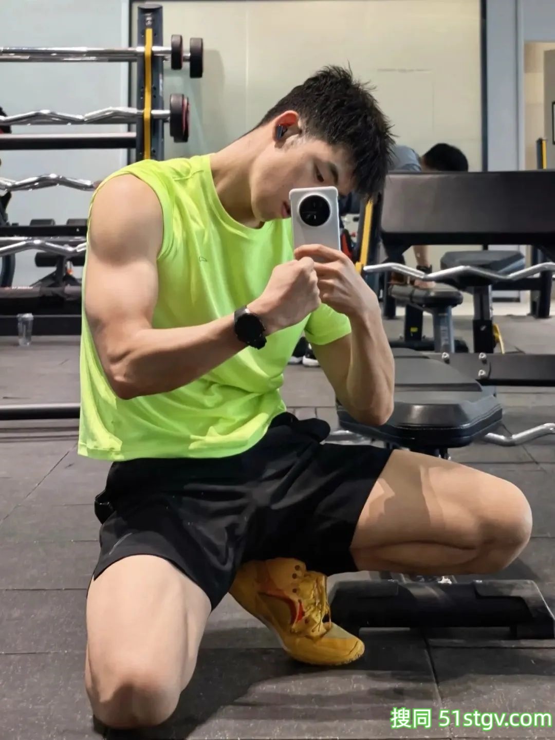 阳光帅气的小哥哥，在健身房 - 51虹马