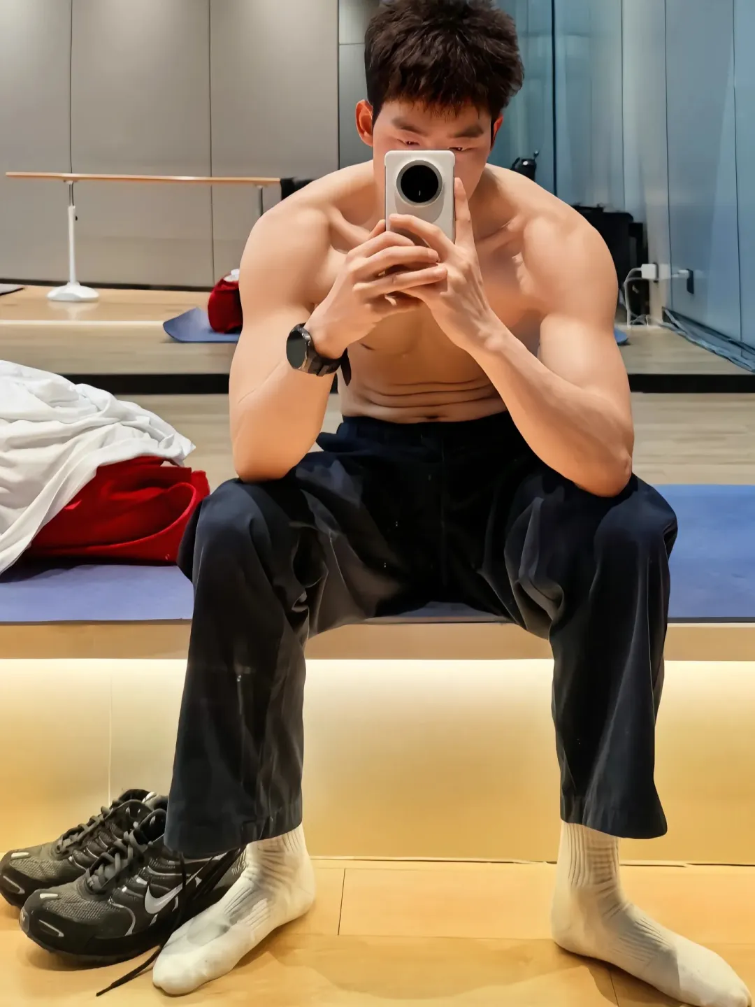 阳光帅气的小哥哥，在健身房 - 51虹马