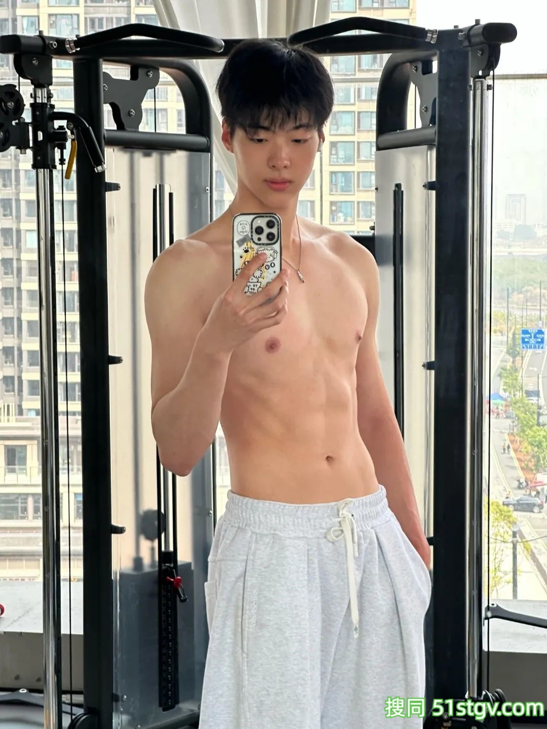 阳光腹肌男孩，潮气蓬勃的青春 - 51虹马