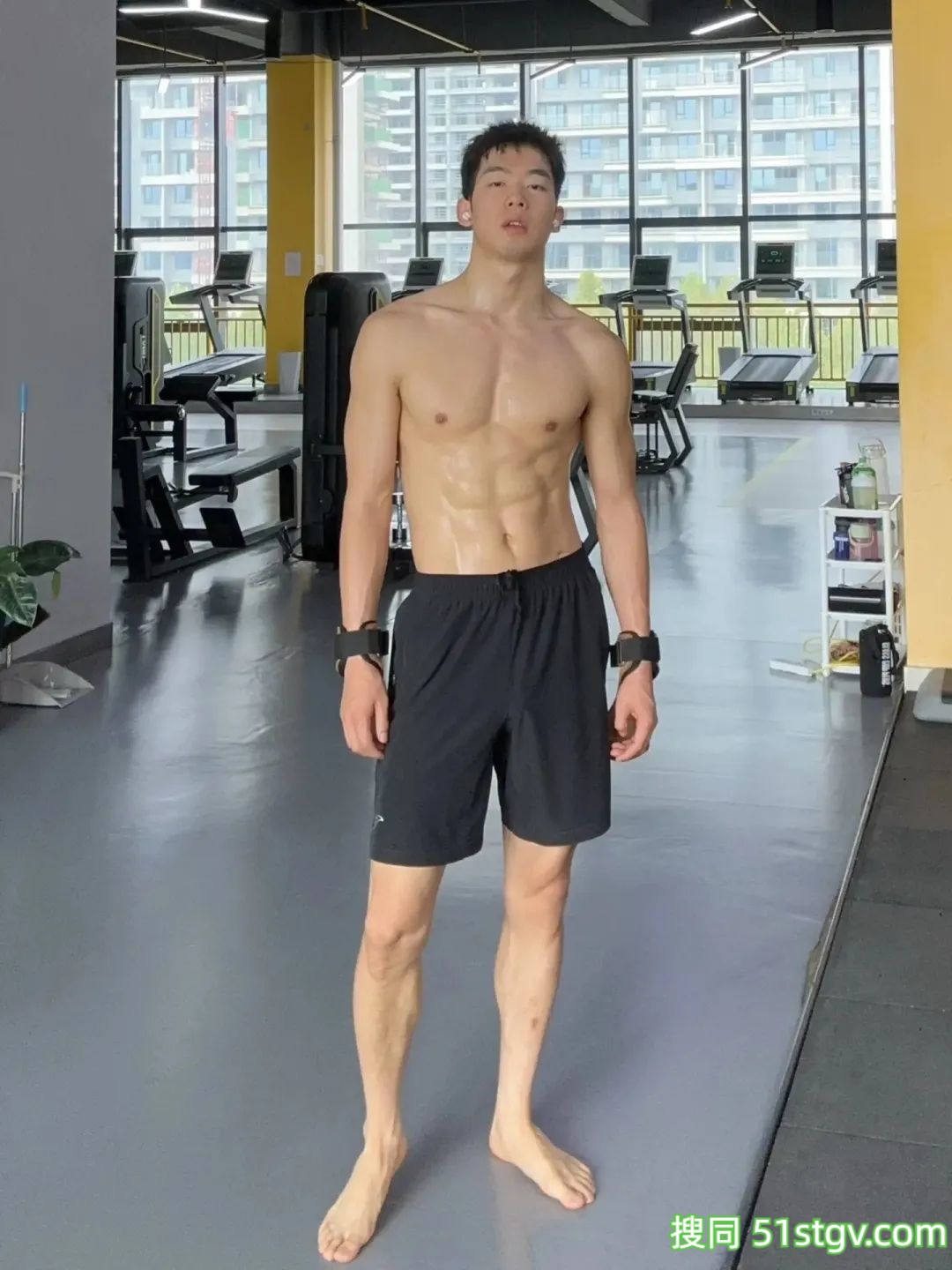阳光帅气的小哥哥，在健身房-51虹马