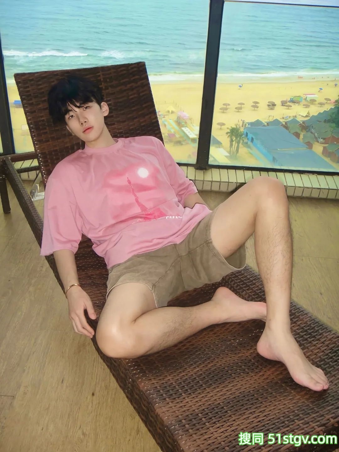 清秀薄肌帅哥，谈个这样的，你就老实了 - 51虹马