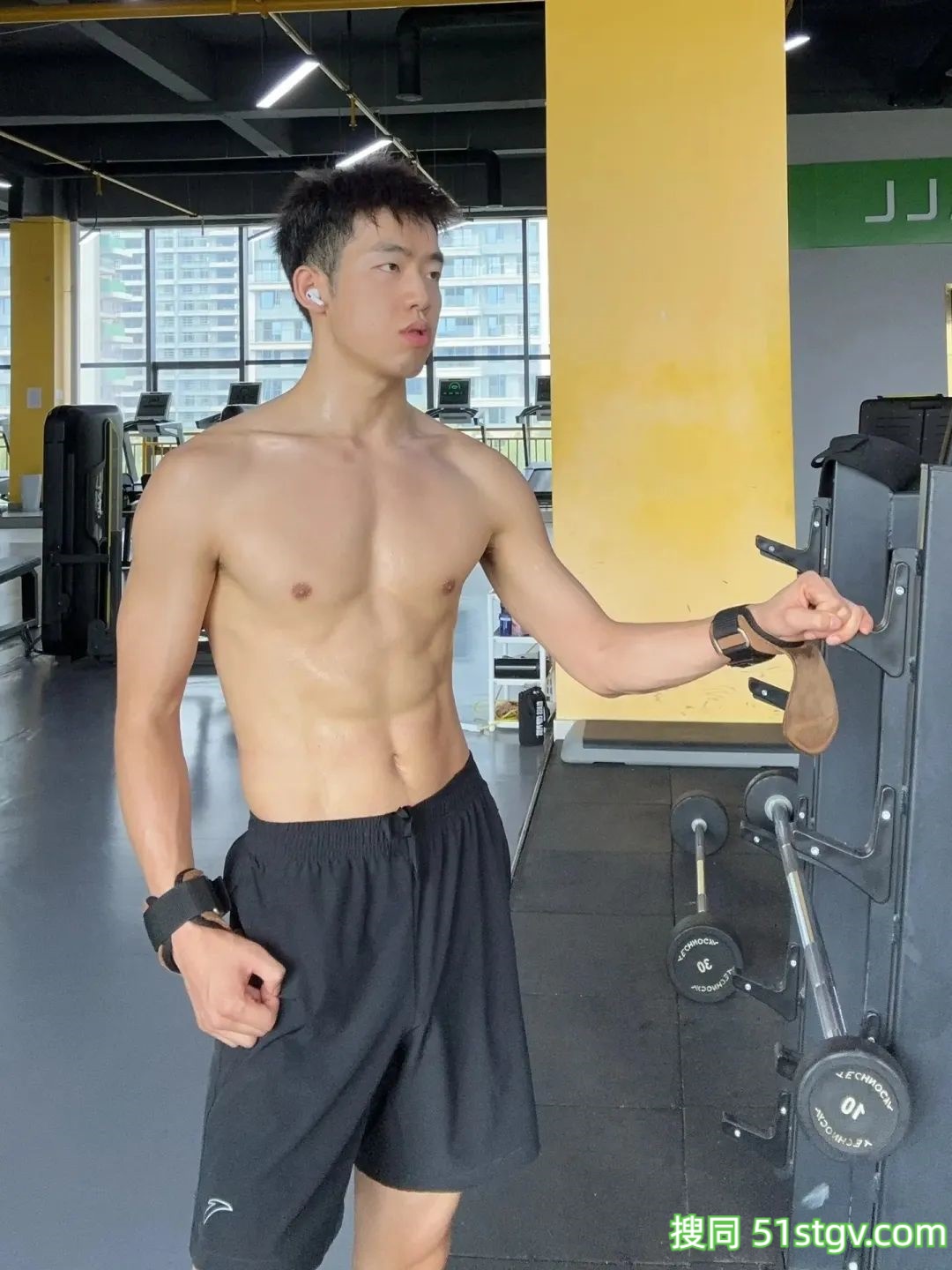 阳光帅气的小哥哥，在健身房 - 51虹马
