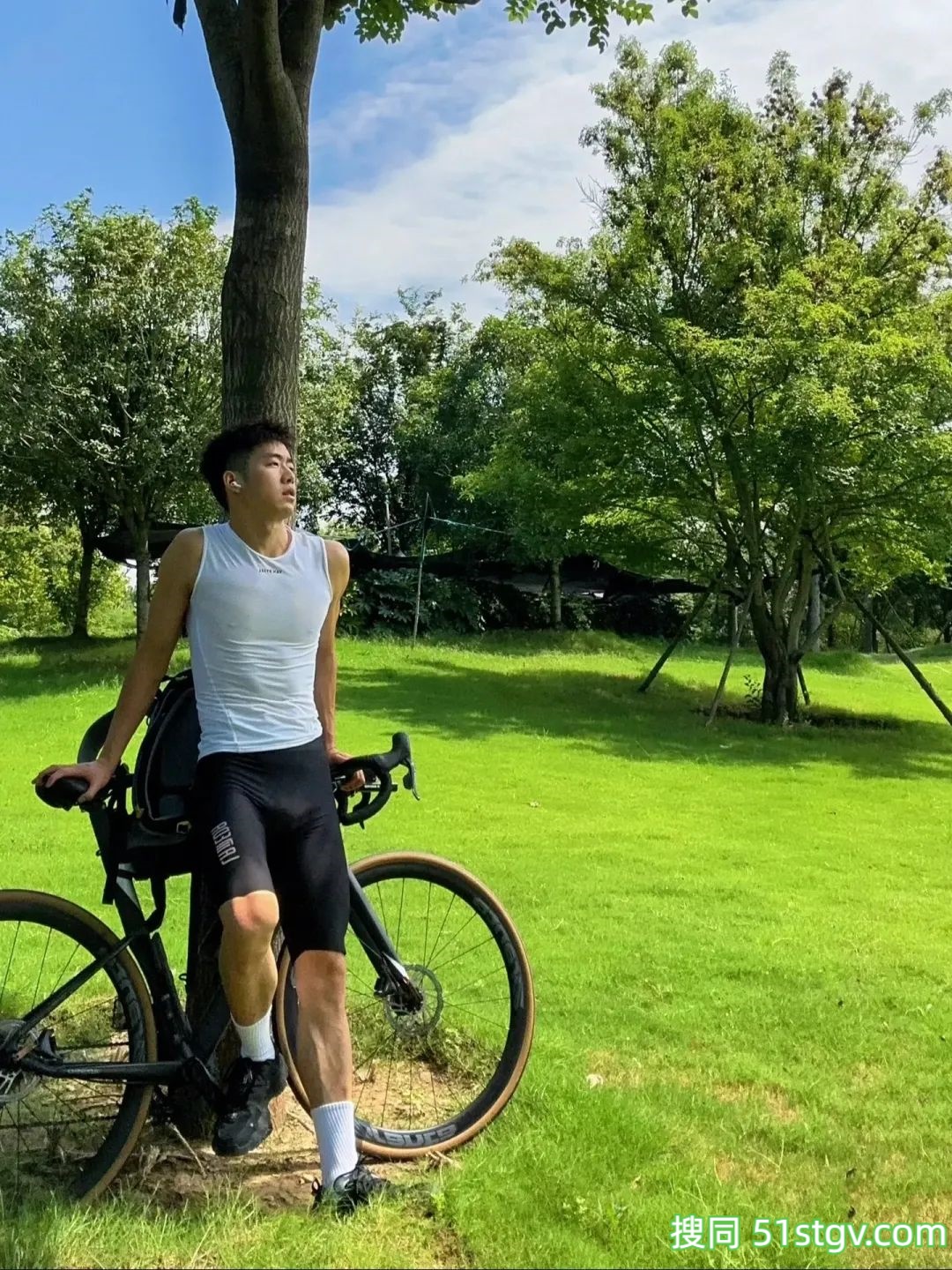 阳光帅气的小哥哥，在健身房 - 51虹马