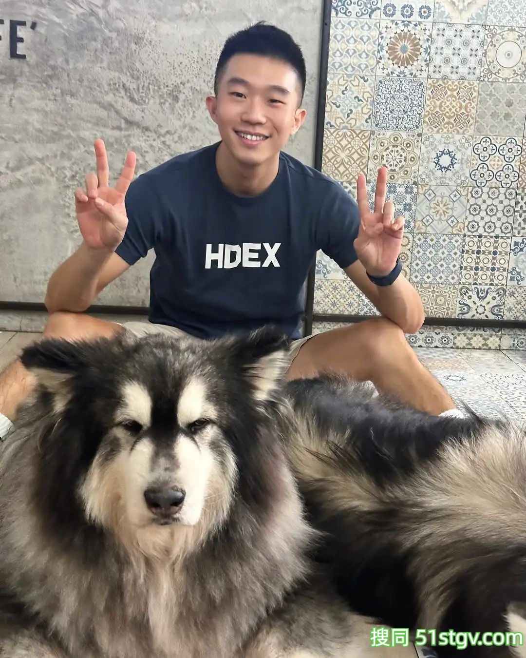 憨憨的阳光爱笑的男孩子 - 51虹马