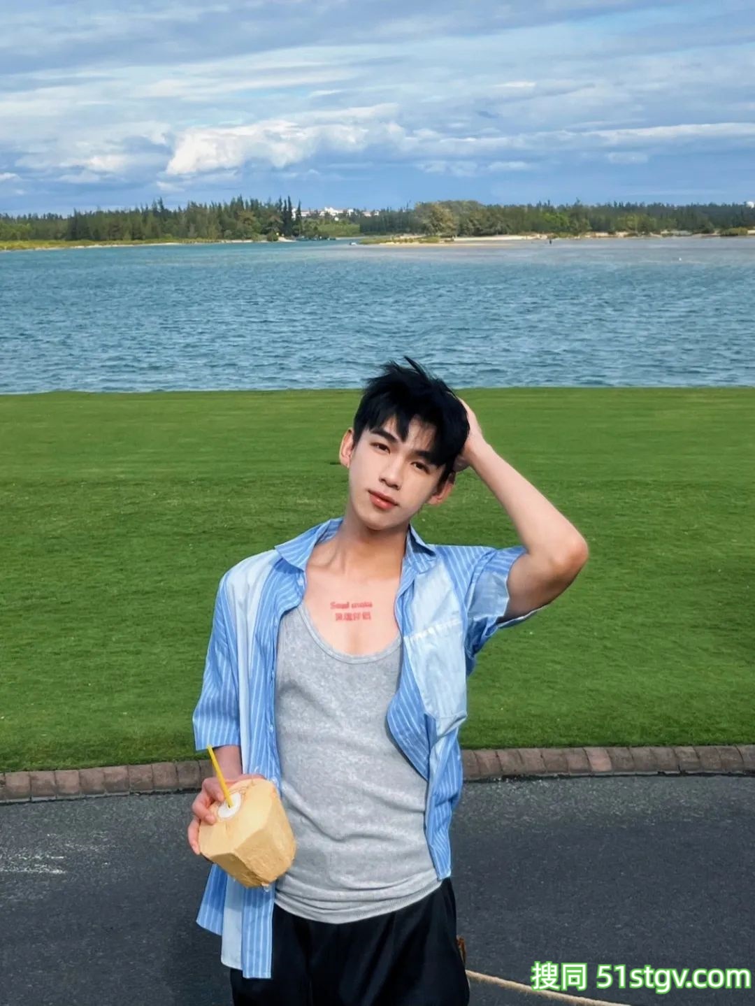 小帅哥，海边度假玩水 - 51虹马