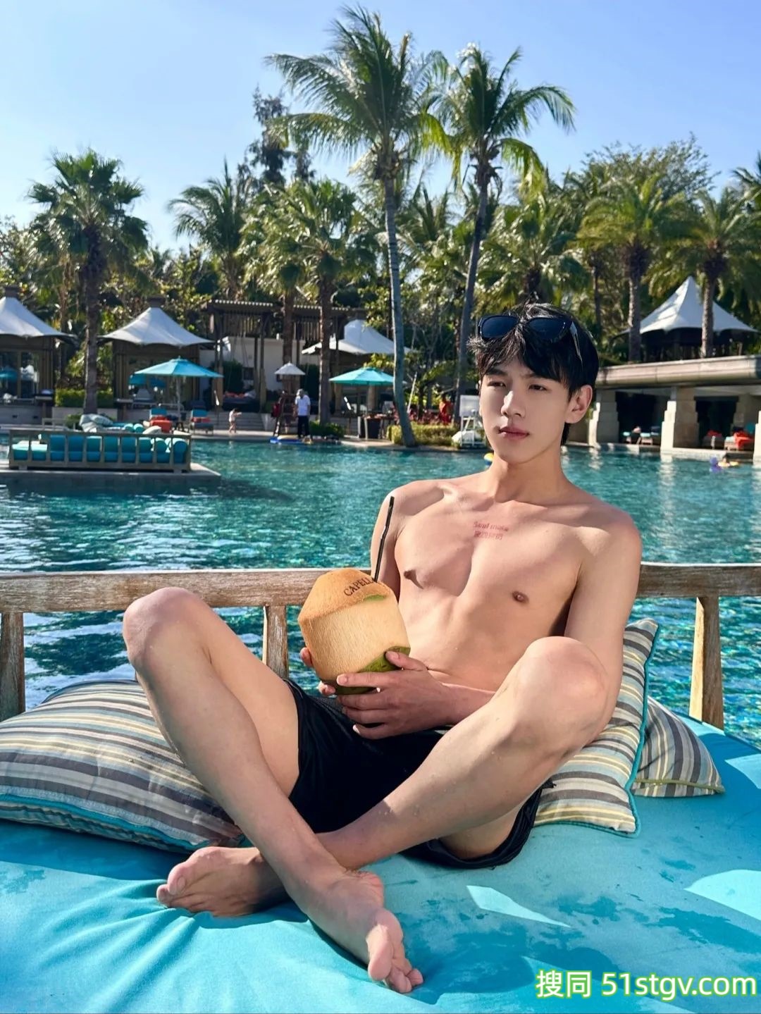 小帅哥,海边度假玩水-51虹马