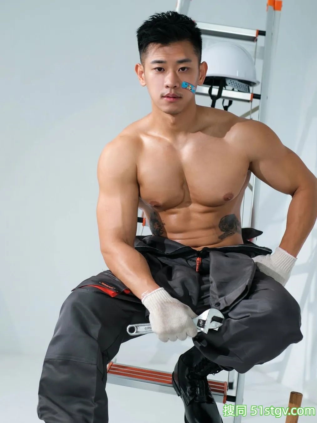 装修工人，力量感十足，浑身散发着荷尔蒙的味道-51虹马