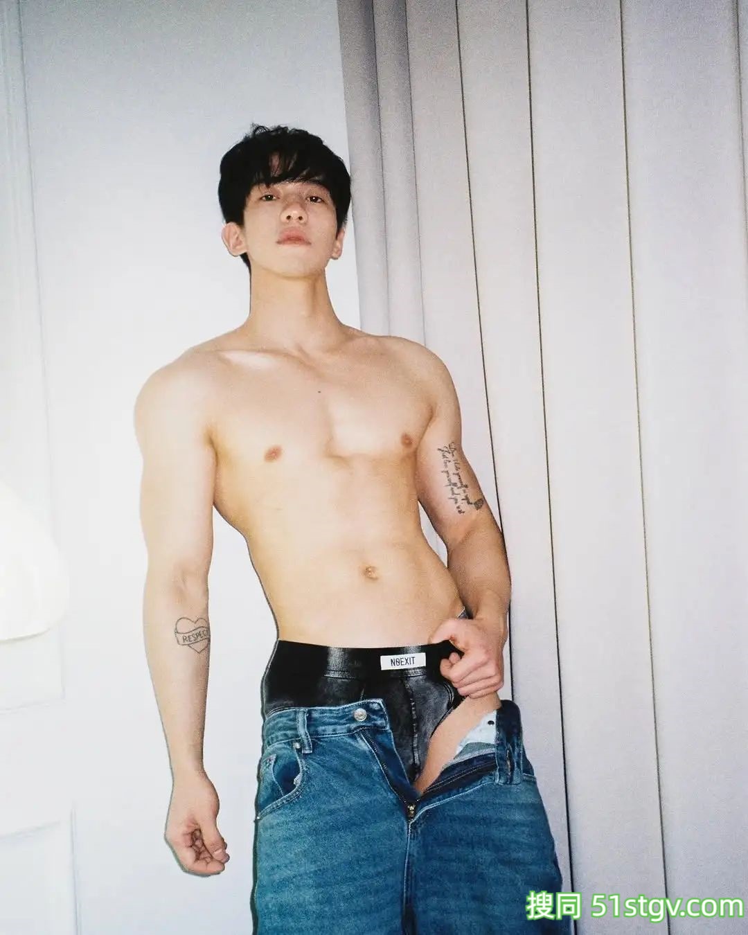 白皮壮壮的小哥哥 - 51虹马