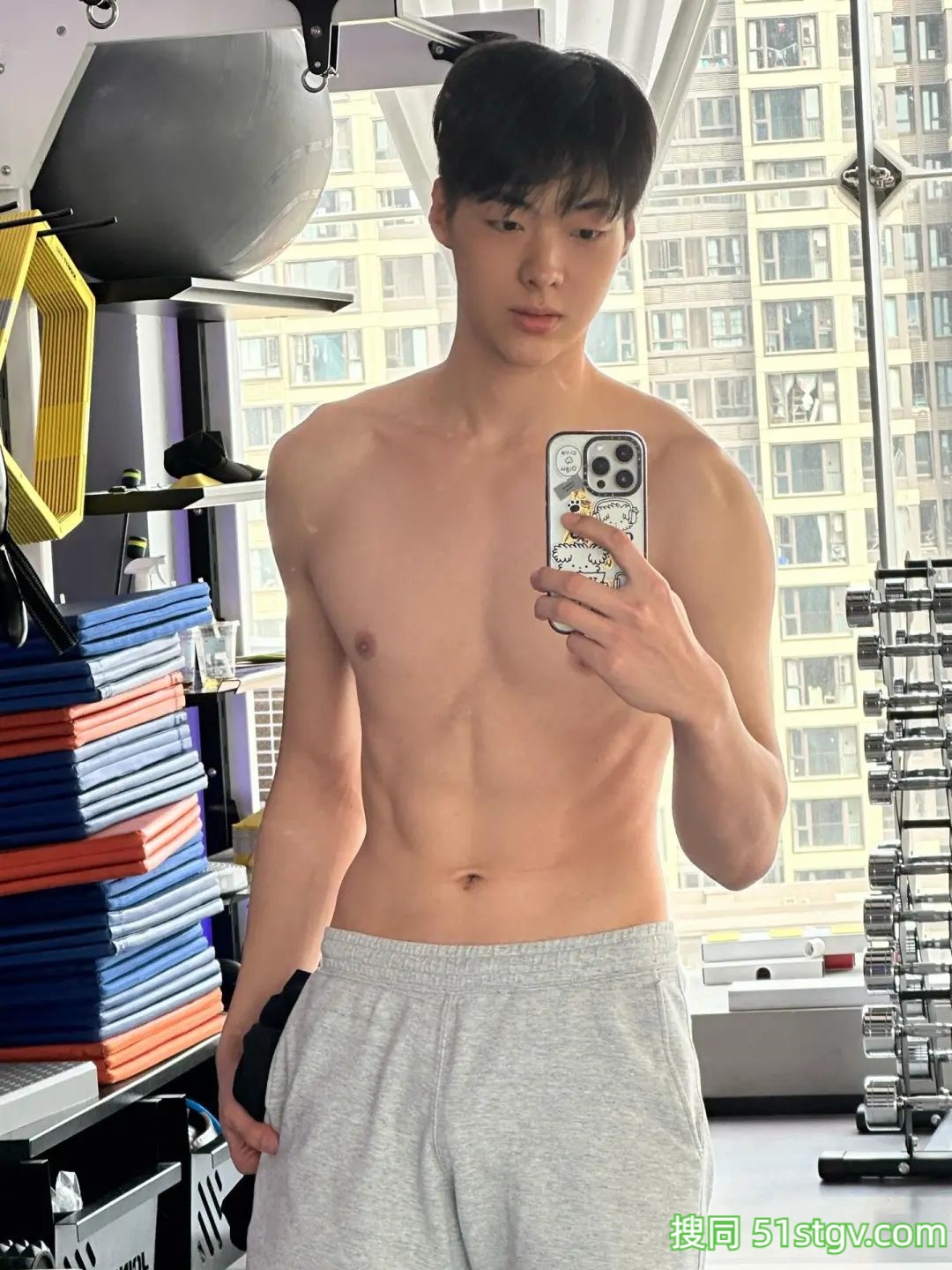 阳光腹肌男孩，潮气蓬勃的青春 - 51虹马