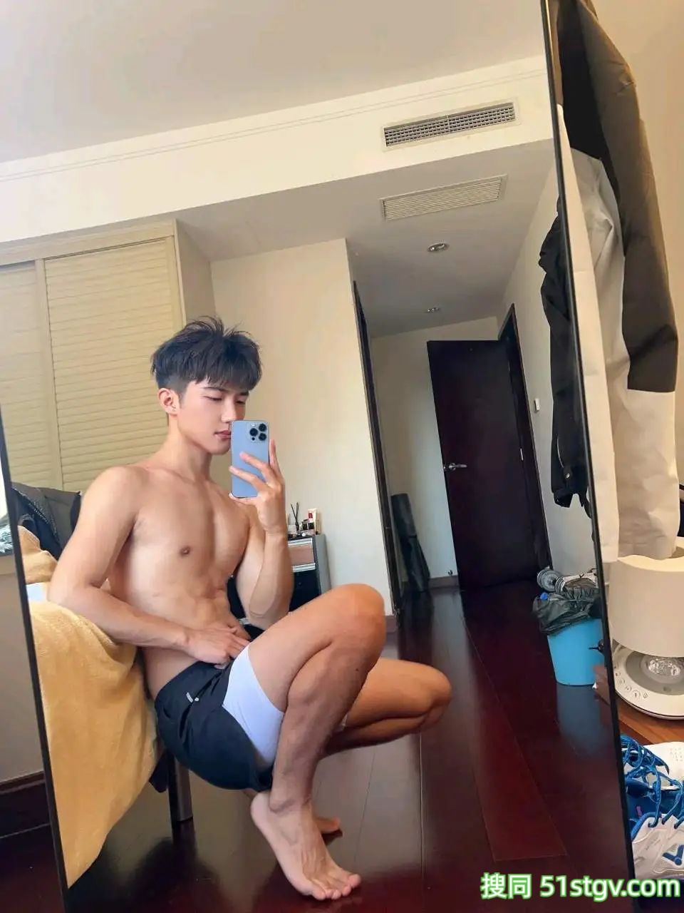 小哥哥在玩水，是喜欢的类型呀 - 51虹马