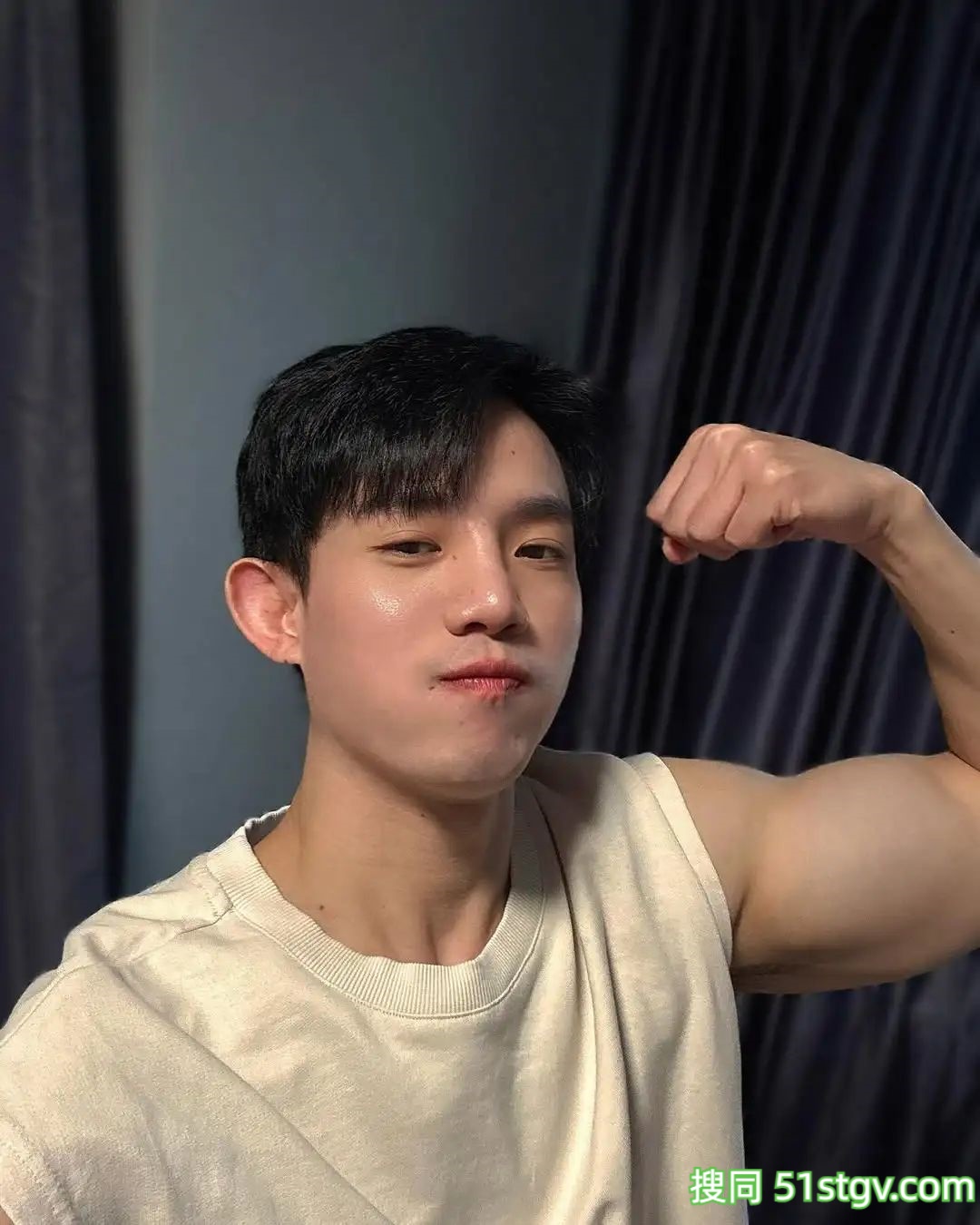 理想男友的样子，小奶狗的脸，体育生的身材 - 51虹马