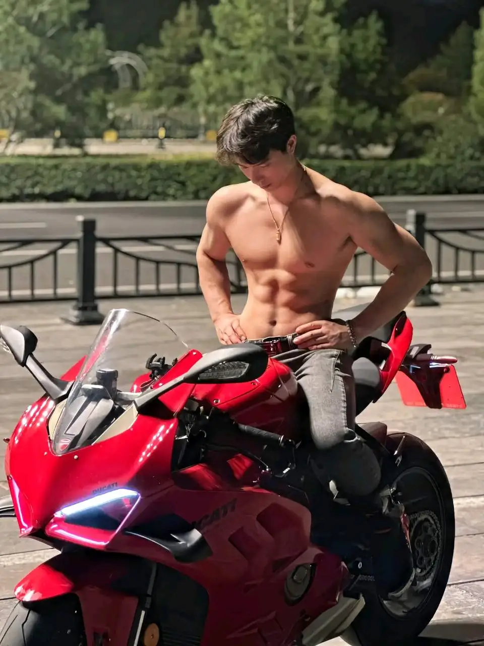 机车男孩，宽肩窄腰 - 51虹马