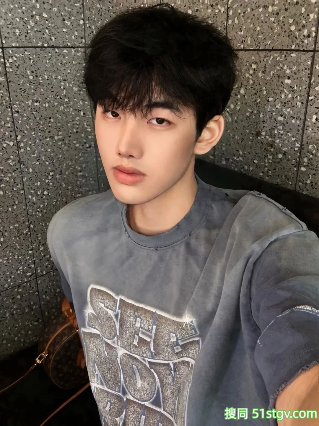 清秀薄肌帅哥，谈个这样的，你就老实了 - 51虹马