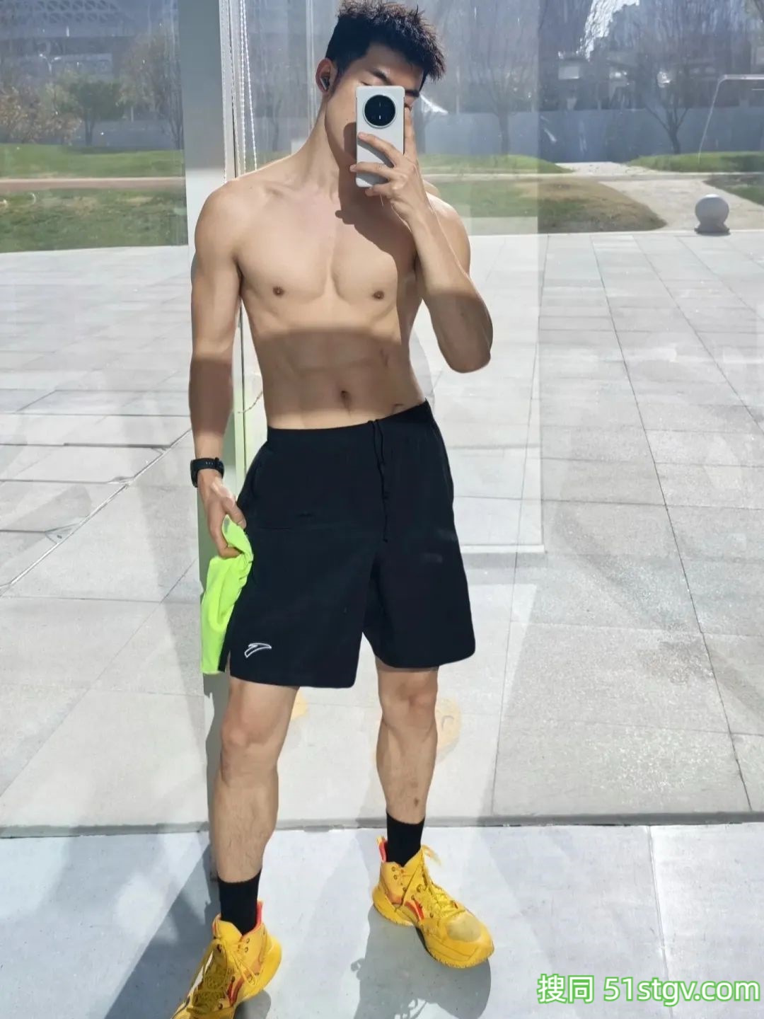 阳光帅气的小哥哥，在健身房 - 51虹马