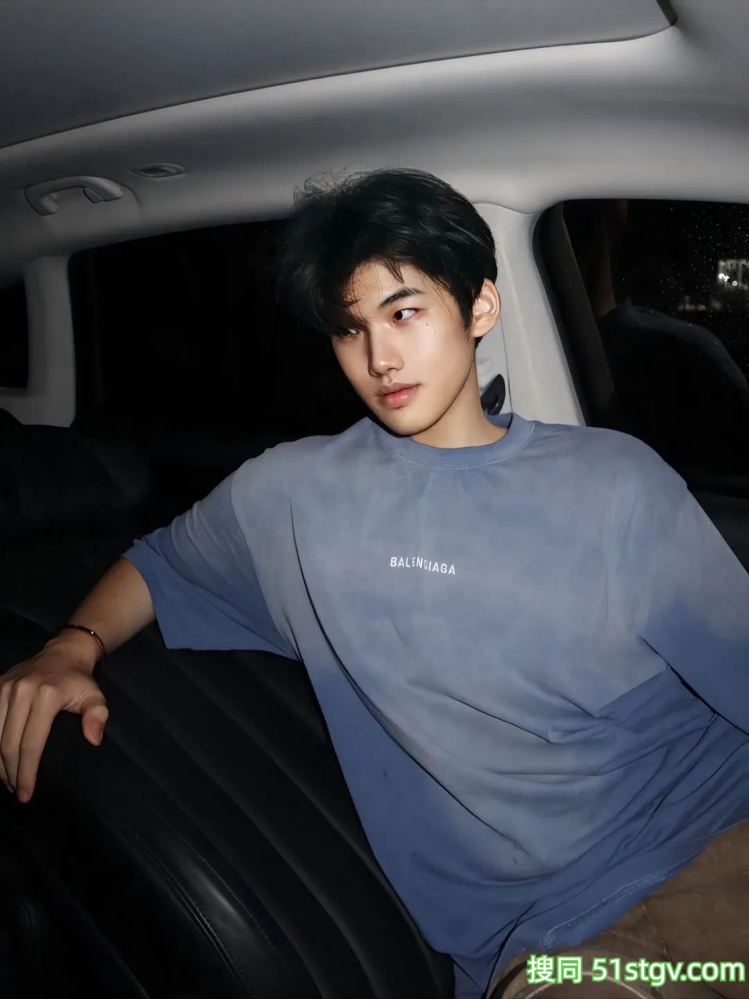 清秀薄肌帅哥，谈个这样的，你就老实了 - 51虹马