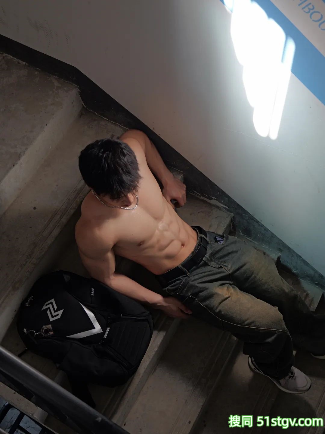 肌肉帅哥，在楼梯口 - 51虹马