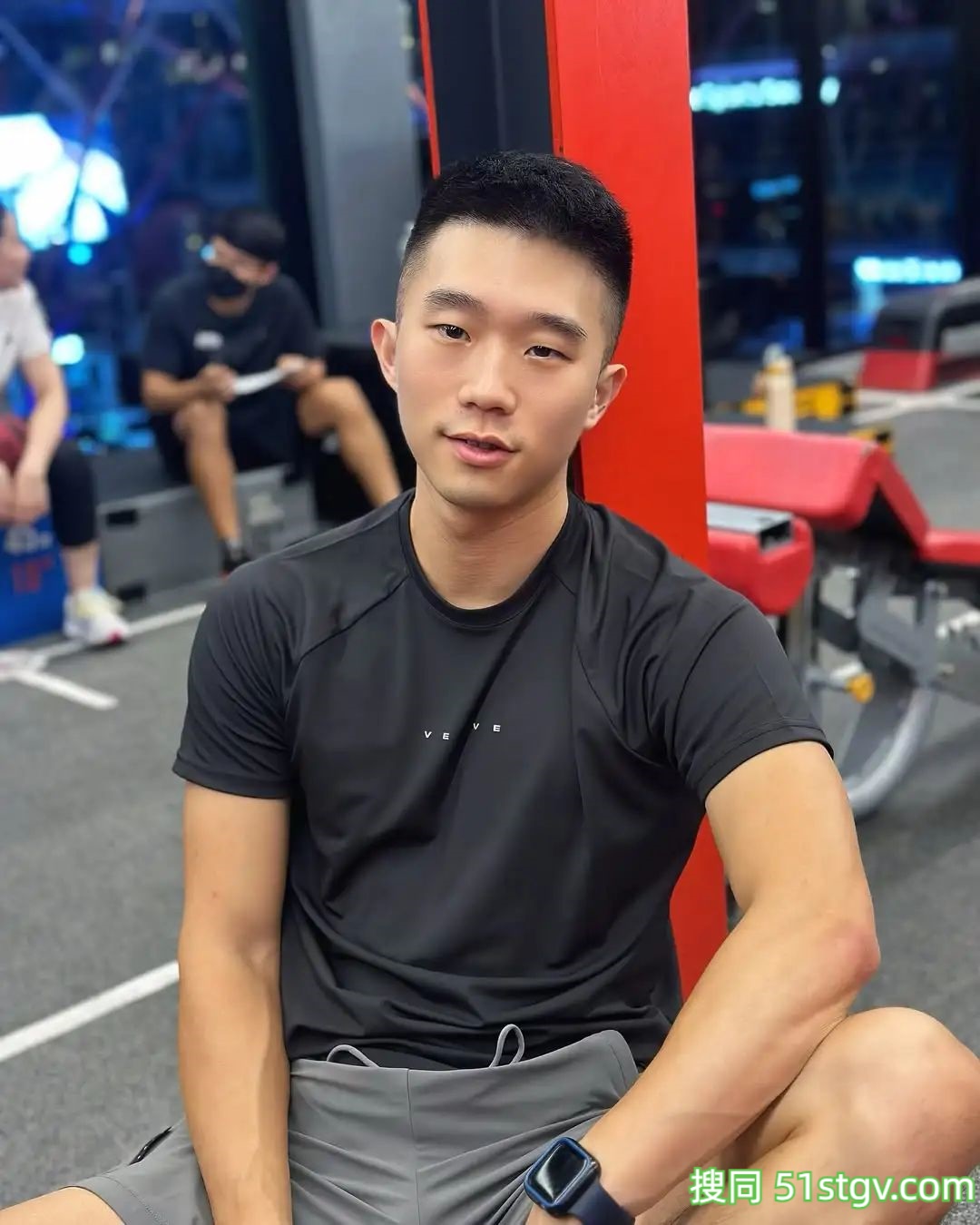 憨憨的阳光爱笑的男孩子 - 51虹马