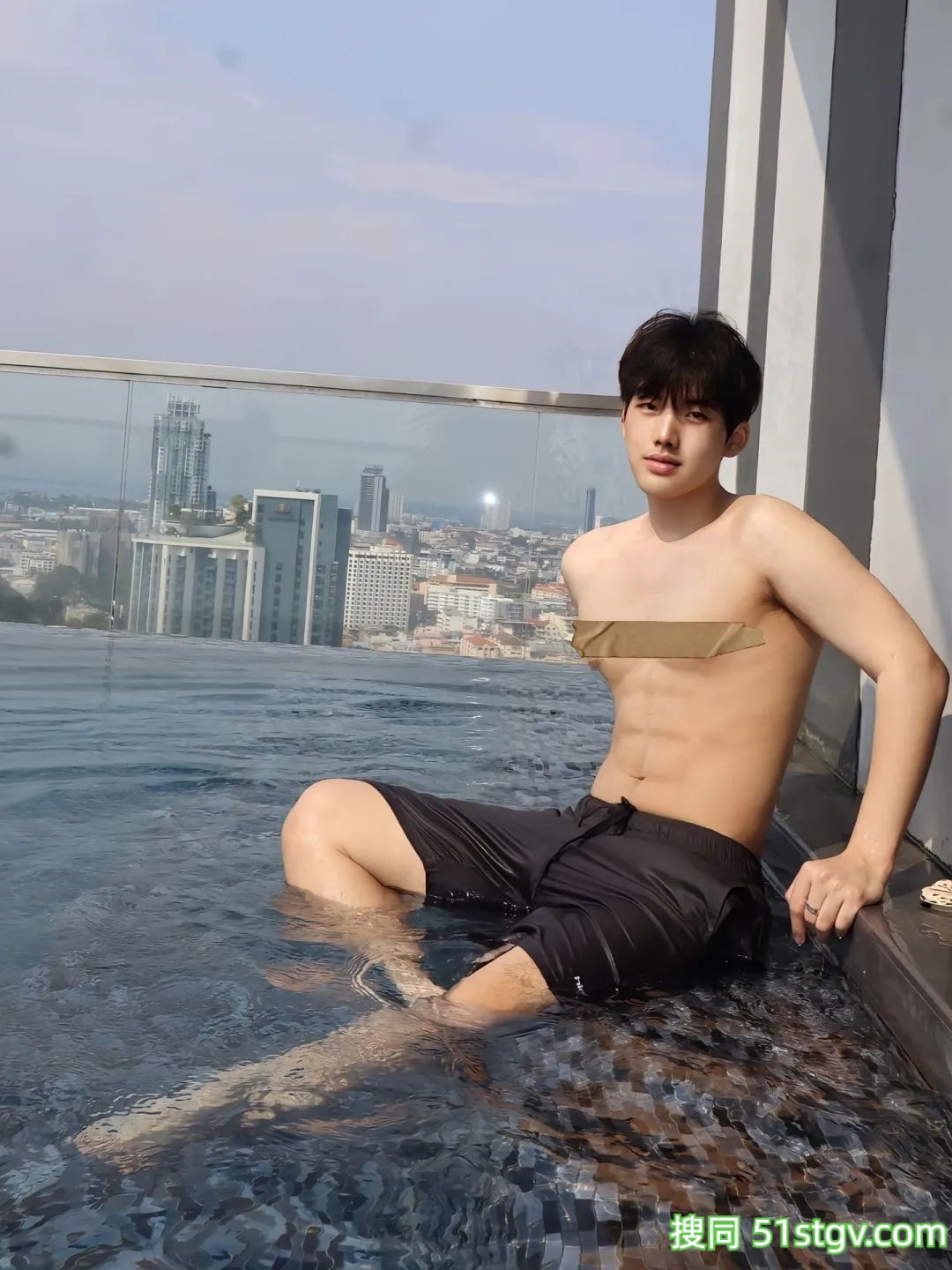 清秀薄肌帅哥，谈个这样的，你就老实了-51虹马