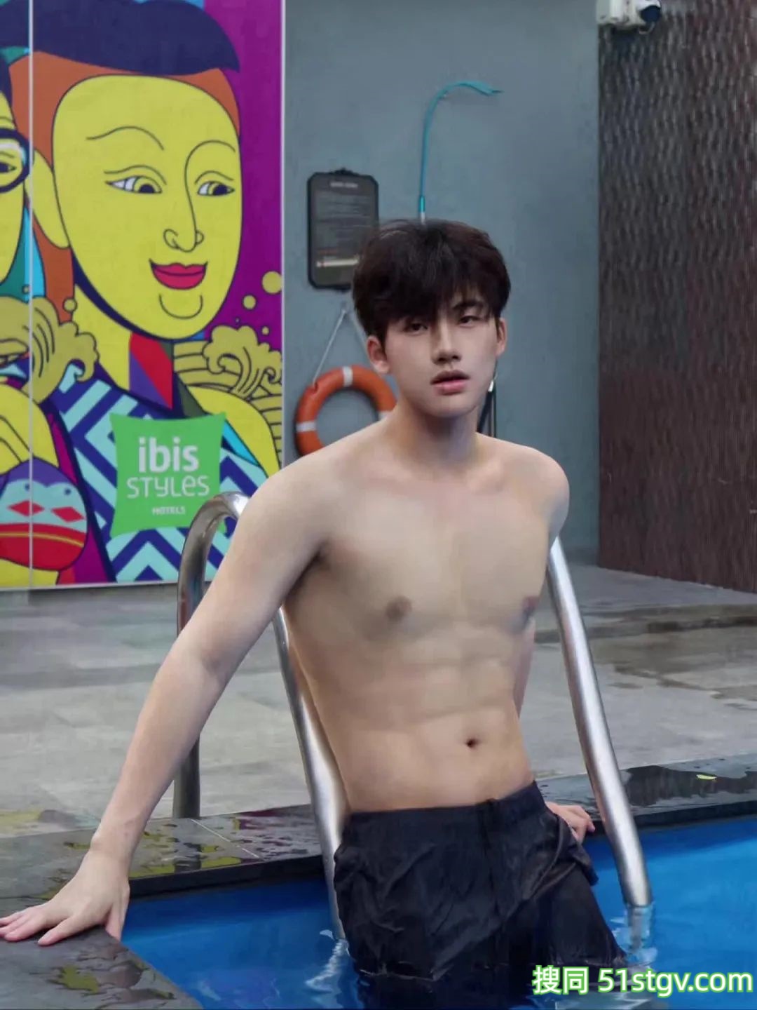 清秀薄肌帅哥，谈个这样的，你就老实了 - 51虹马