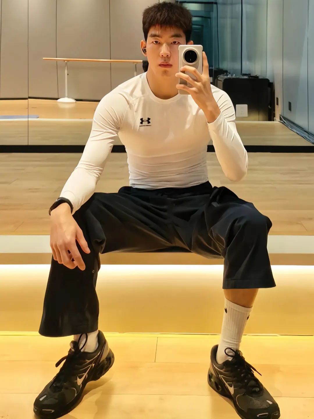 阳光帅气的小哥哥，在健身房 - 51虹马