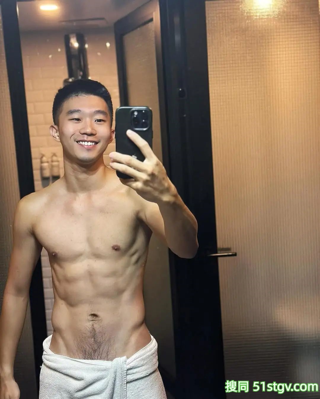 憨憨的阳光爱笑的男孩子 - 51虹马