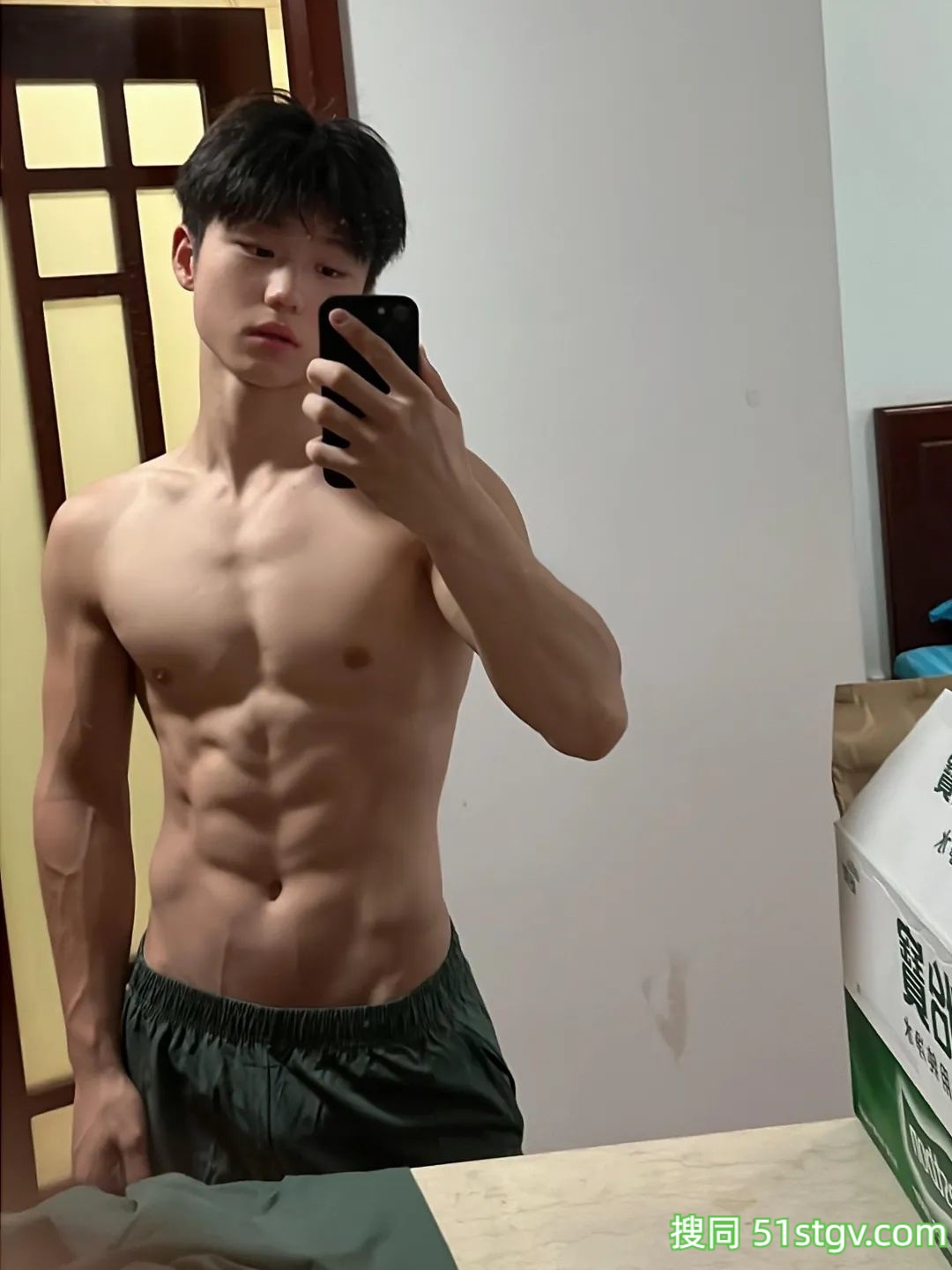 童颜巨肌，帅帅的小哥哥，还是运动员 - 51虹马