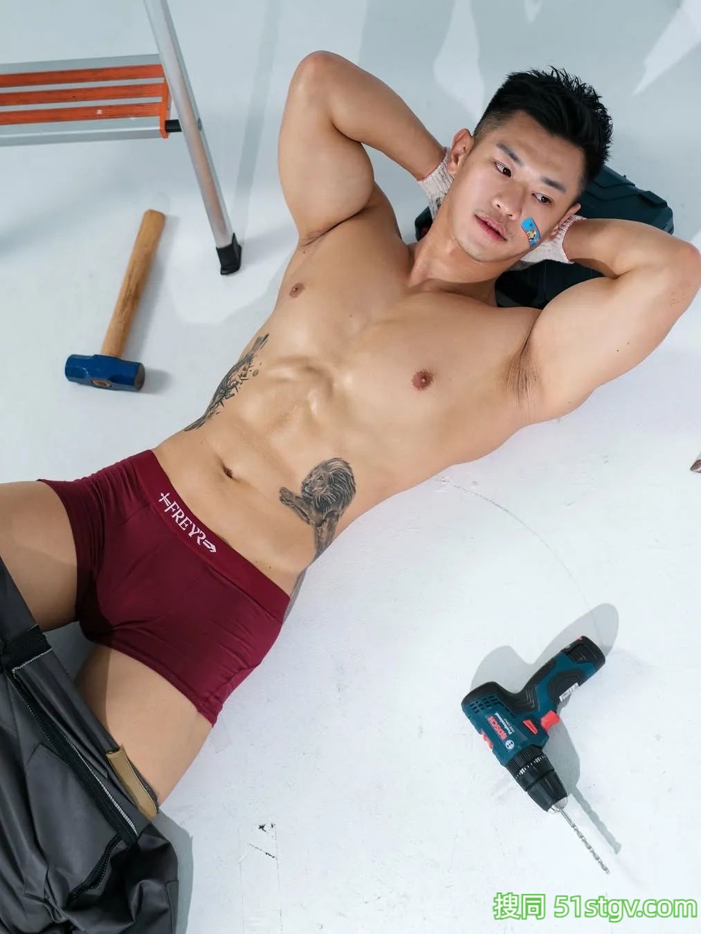 装修工人，力量感十足，浑身散发着荷尔蒙的味道 - 51虹马