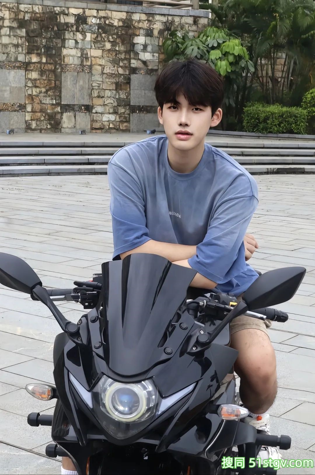 清秀薄肌帅哥，谈个这样的，你就老实了 - 51虹马