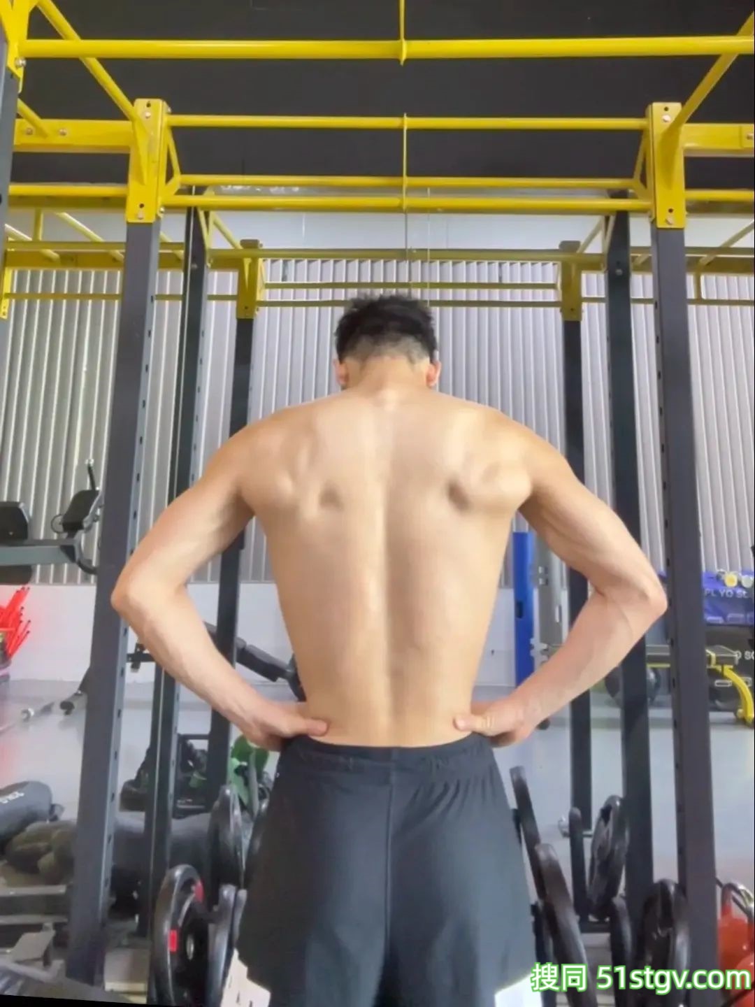 阳光帅气的小哥哥，在健身房 - 51虹马