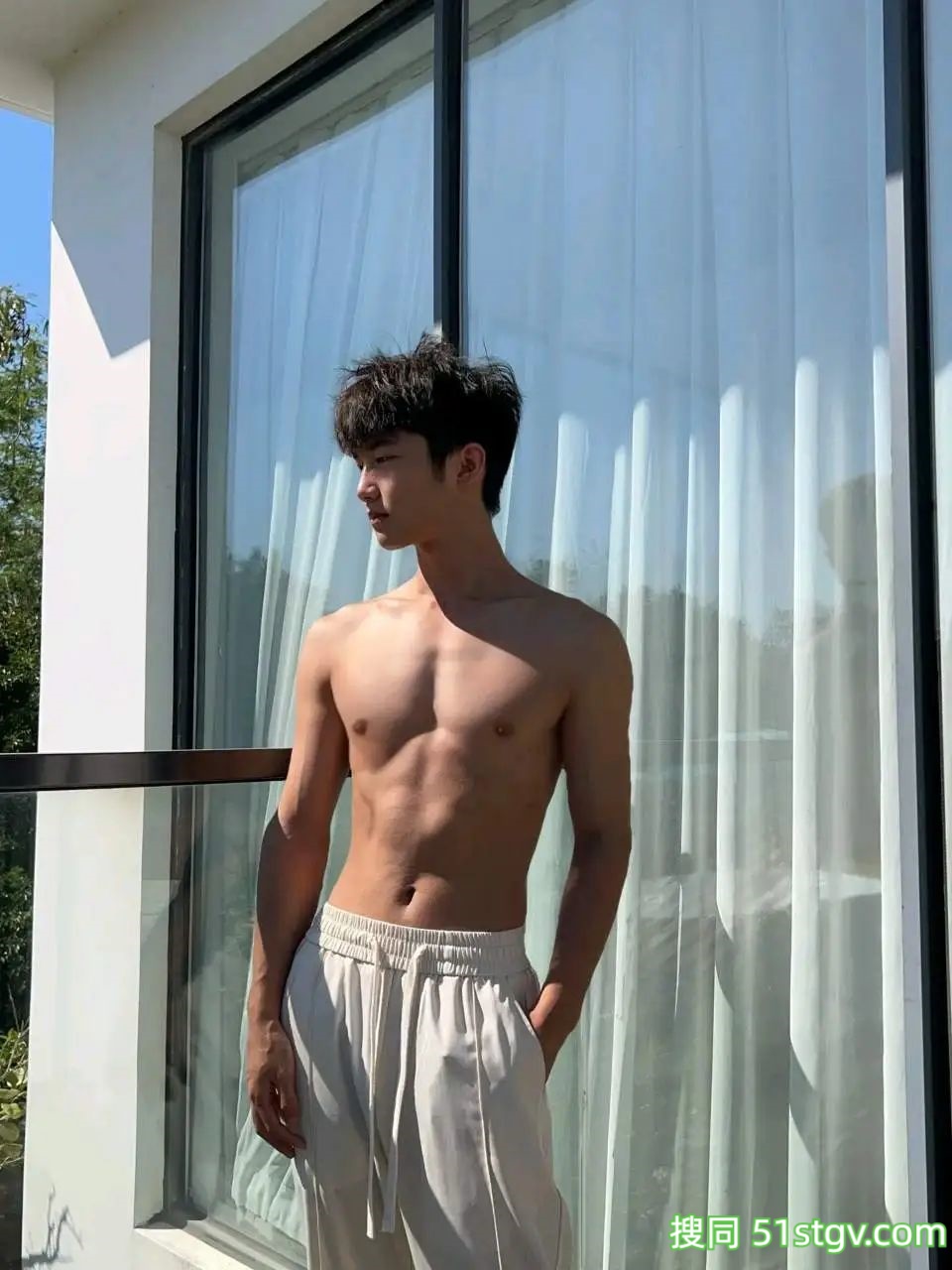 小哥哥在玩水，是喜欢的类型呀 - 51虹马