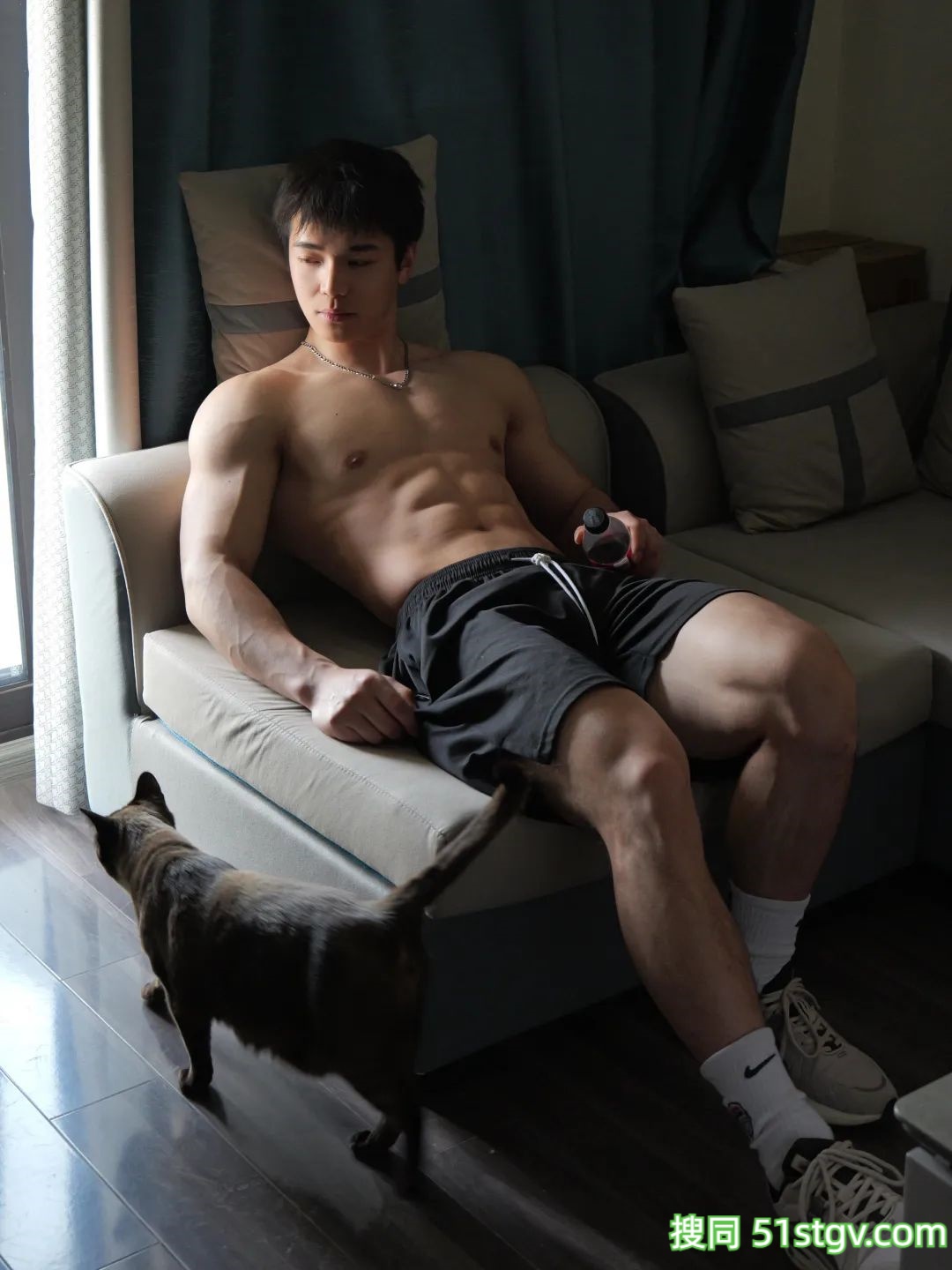 肌肉帅哥，在楼梯口 - 51虹马