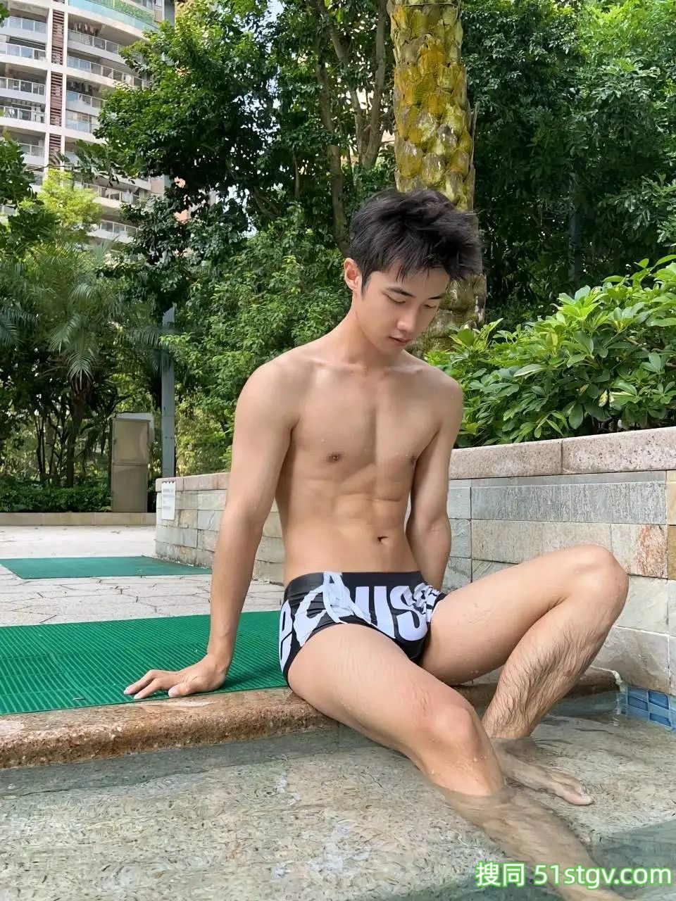 小哥哥在玩水，是喜欢的类型呀 - 51虹马