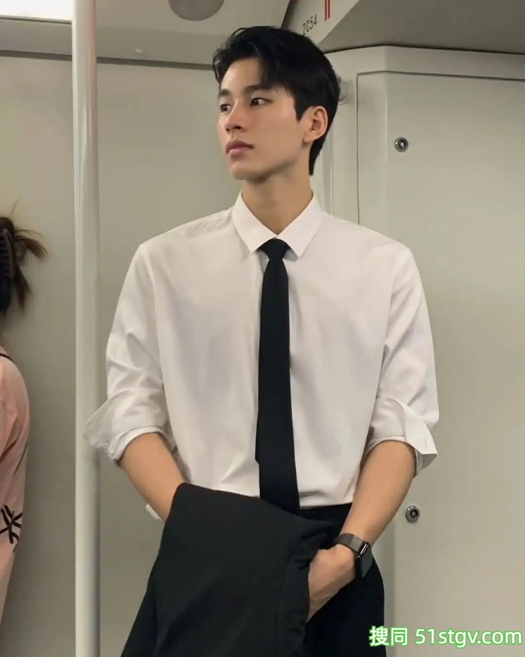 高颜值帅哥，正装霸道总裁范-51虹马