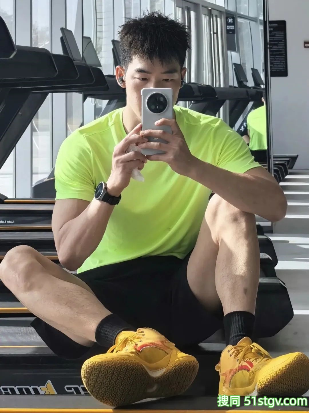 阳光帅气的小哥哥，在健身房 - 51虹马