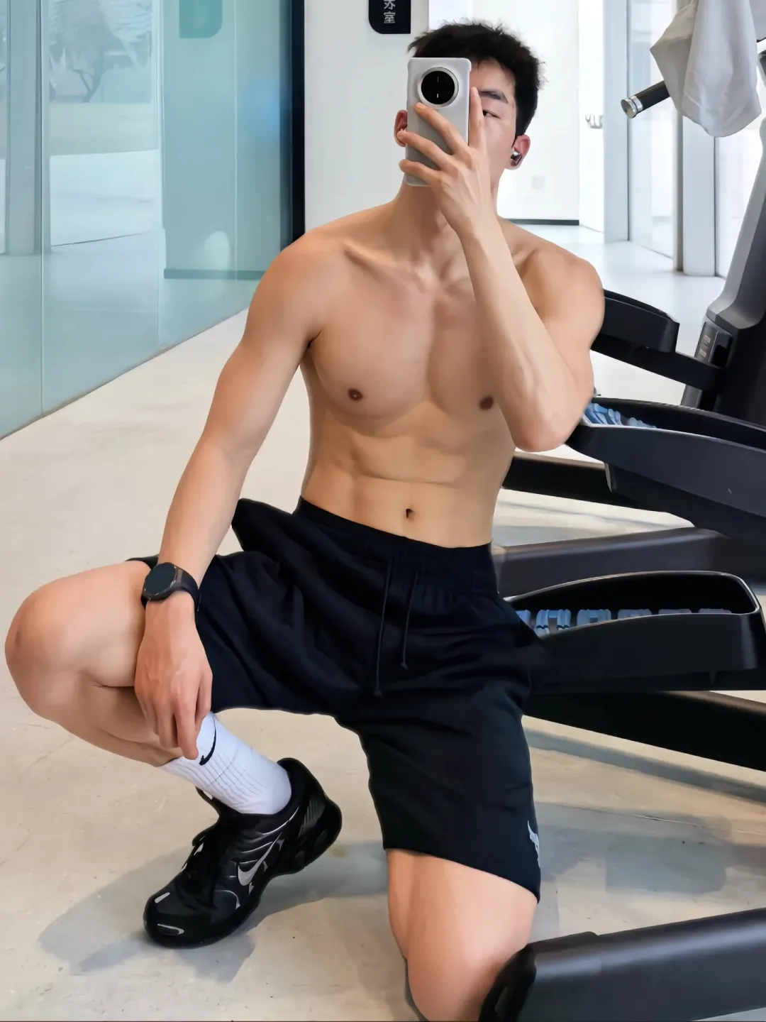 阳光帅气的小哥哥，在健身房 - 51虹马