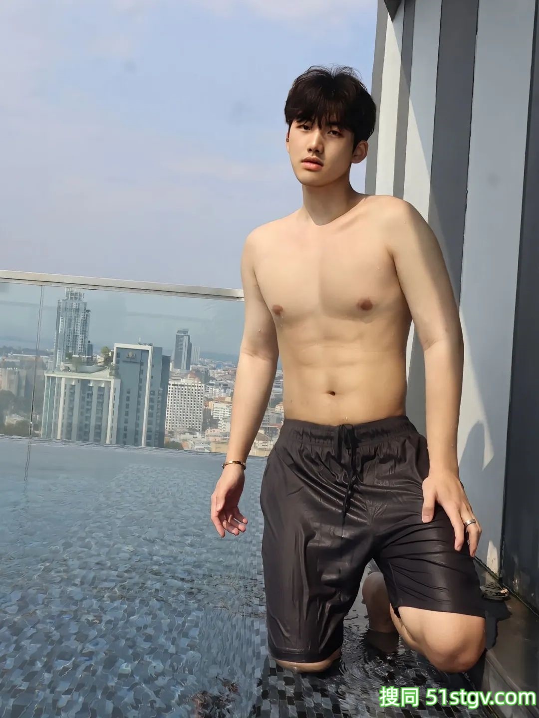 清秀薄肌帅哥，谈个这样的，你就老实了 - 51虹马