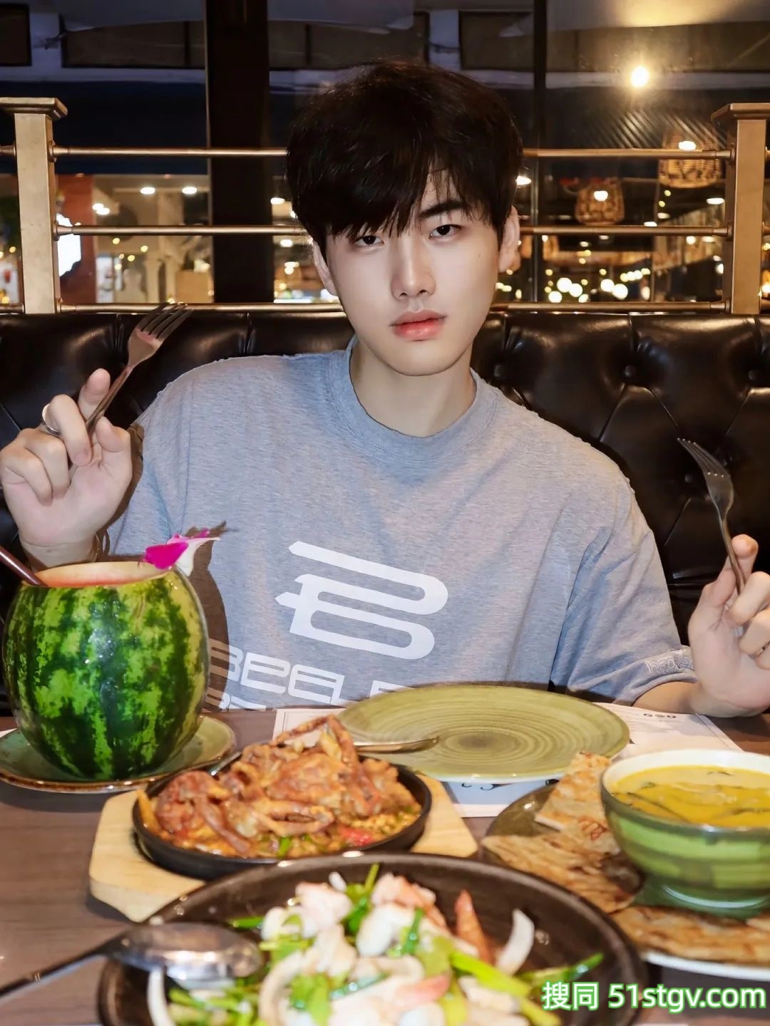 清秀薄肌帅哥，谈个这样的，你就老实了 - 51虹马